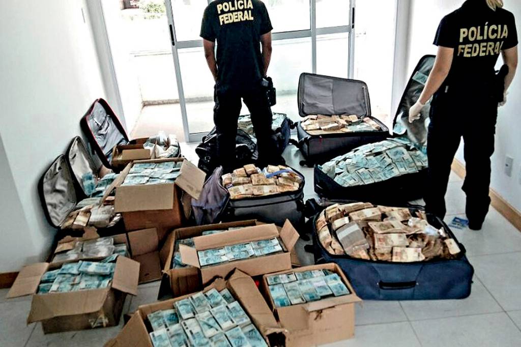 Bunker – A Lava-Jato continuou produzindo cenas impressionantes em 2017: a Polícia Federal apreendeu 51 milhões de reais escondidos em um apartamento usado pelo ex-ministro Geddel Vieira Lima, que está preso em Brasília Corrupção