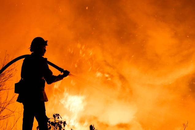 Bombeiro tenta conter incêndio em encosta de montanha em Santa Paula, Califórnia - 05/12/2017 Bombeiro tenta conter incêndio em encosta de montanha em Santa Paula, Califórnia - 05/12/2017