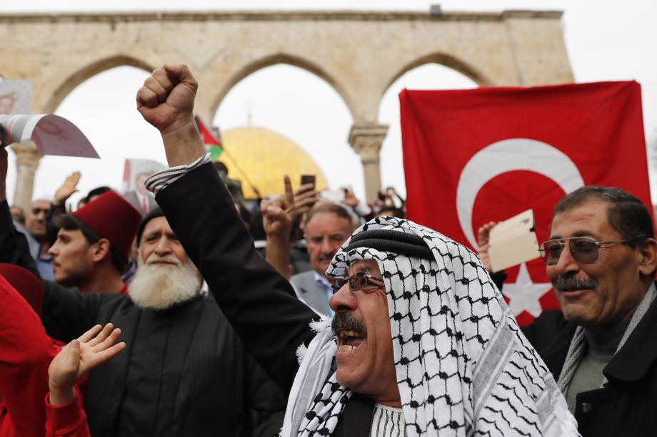 Manifestantes palestinos protestam contra a decisão do presidente Donald Trump de mover a embaixada americana em Israel de Tel-Aviv para Jerusalém - 22/12/2017