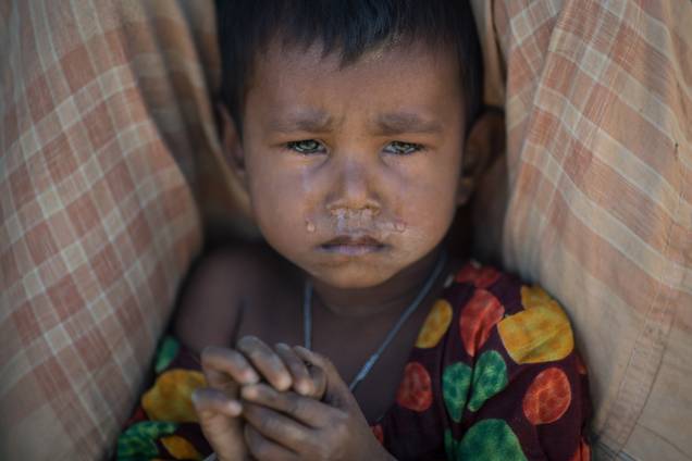 Criança refugiada rohingya chora enquanto se senta no campo de refugiados de Kutupalong no Coaz's Bazar em Bangladesh - 04/12/2017 Criança refugiada rohingya chora enquanto se senta no campo de refugiados de Kutupalong no Coaz's Bazar em Bangladesh - 04/12/2017
