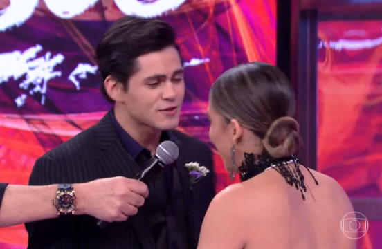 Ator pede bailarina do ‘Dança dos Famosos’ em namoro ao vivo