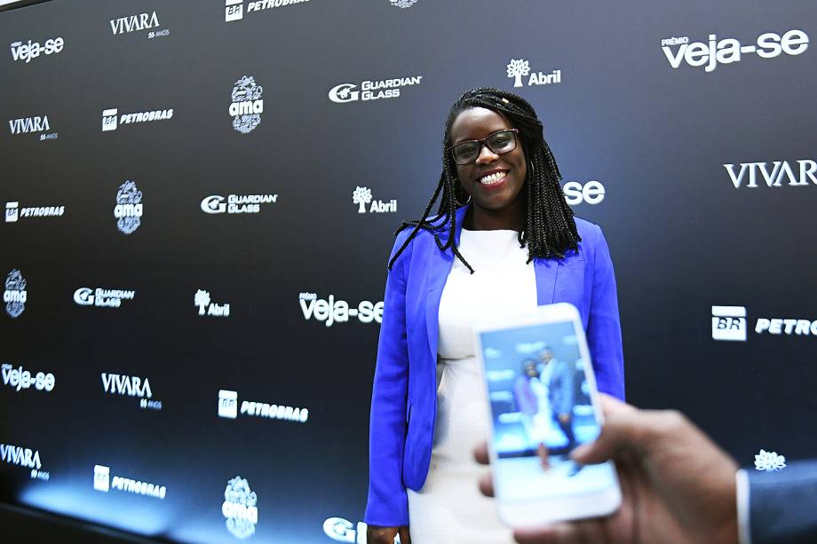 A psicóloga e empreendedora Maitê Lourenço, vencedora do Prêmio Veja-se na categoria 'Diversidade', chega à premiação, no Teatro Santander, em São Paulo.