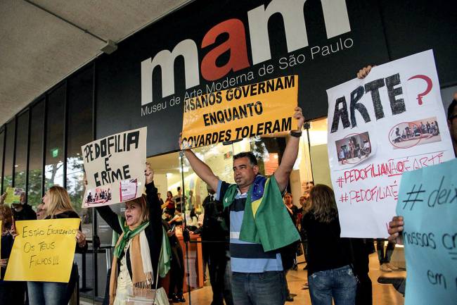 Militância histriônica – Protestos contra La Bête, performance no MAM de São Paulo: uma criança tocou na perna de um artista nu, sem erotismo, e daí surgiu a grita de “pedofilia”, senha para muita demagogia no Congresso Nacional