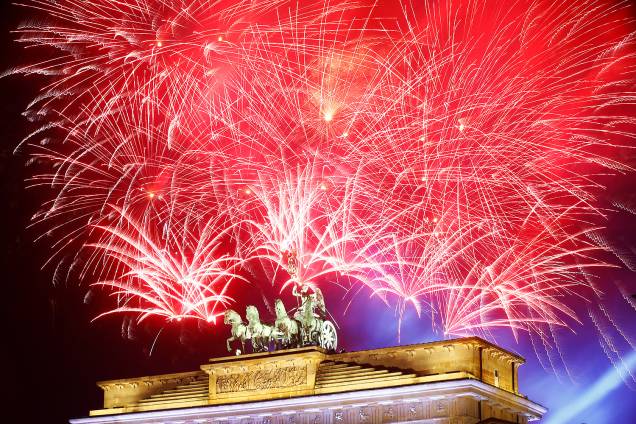 Fogos de artifício explodem próximos ao Portão de Brandemburgo, em Berlim, na Alemanha Fogos de artifício explodem próximos ao Portão de Brandemburgo, em Berlim, na Alemanha