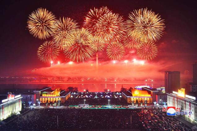 Queima de fogos celebram a chegada do Ano Novo em Pyongyang, capital da Coreia do Norte Queima de fogos celebram a chegada do Ano Novo em Pyongyang, capital da Coreia do Norte