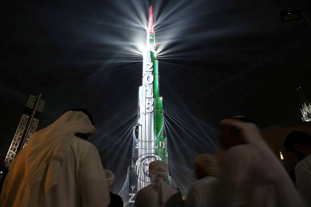 O Burj Khalifa - maior arranha-céu do mundo - é iluminado antes da queima de fogos em Dubai, nos Emirados Árabes Unidos O Burj Khalifa - maior arranha-céu do mundo - é iluminado antes da queima de fogos em Dubai, nos Emirados Árabes Unidos
