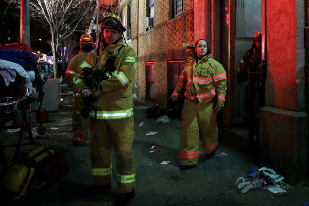 Bombeiros trabalham para controlar um incêndio e resgatar as vítimas em um edifício de apartamentos no bairro do Bronx, em Nova York - 28/12/2017 Bombeiros trabalham para controlar um incêndio e resgatar as vítimas em um edifício de apartamentos no bairro do Bronx, em Nova York - 28/12/2017
