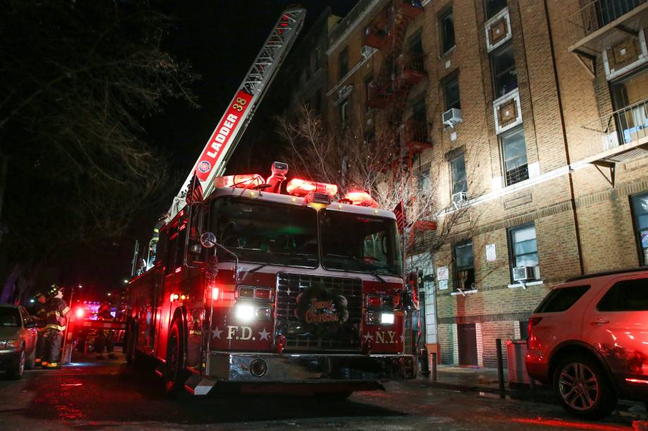 Bombeiros trabalham para controlar um incêndio e resgatar as vítimas em um edifício de apartamentos no bairro do Bronx, em Nova York - 28/12/2017