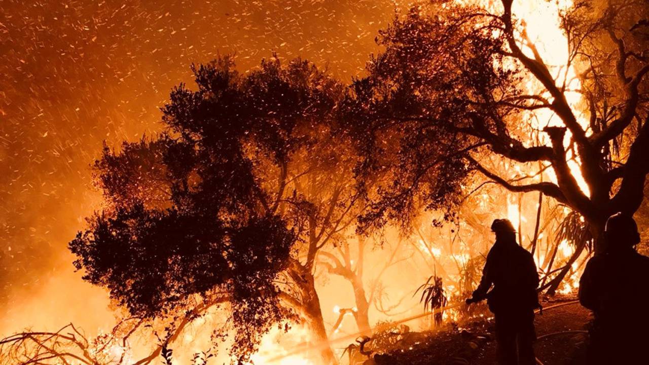 Bombeiros trabalham para conter incêndio florestal em Carpinteria, cidade localizada no estado americano da Califórnia - 10/12/2017