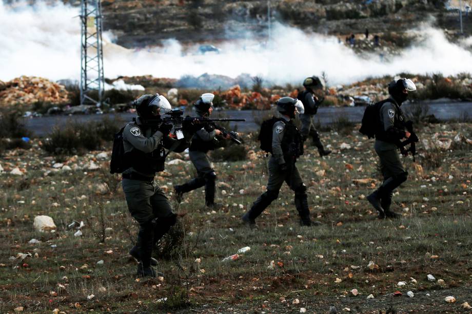 Policiais israelenses entram em confronto com palestinos na Cisjordânia, em protesto realizado contra a decisão do presidente dos Estados Unidos, Donald Trump, de reconhecer Jerusalém como a capital de Israel - 10/12/2017