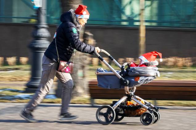 Mulher e criança usam gorro natalino durante desfile de Natal na cidade de Almaty, localizada no Cazaquistão - 24/12/2017 Mulher e criança usam gorro natalino durante desfile de Natal na cidade de Almaty, localizada no Cazaquistão - 24/12/2017