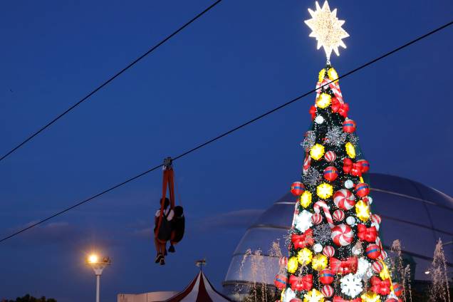 Tirolesa é vista entre árvore de Natal, instalada em um parque de diversões na cidade de Pasay, nas Filipinas - 25/12/2017 Tirolesa é vista entre árvore de Natal, instalada em um parque de diversões na cidade de Pasay, nas Filipinas - 25/12/2017