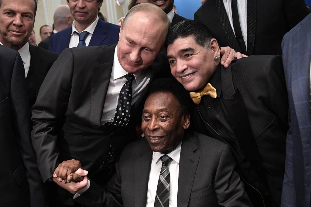 O presidente da R&uacute;ssia, Vladimir Putin, Maradona e Pel&eacute; antes do sorteio dos grupos da Copa do Mundo da R&uacute;ssia no Kremlin em Moscou - 01/12/2017