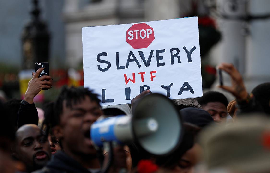 Manifestantes prostestam, em Londres, contra conduta de centros de detenção de refugiados na costa da Líbia que violam direitos humanos