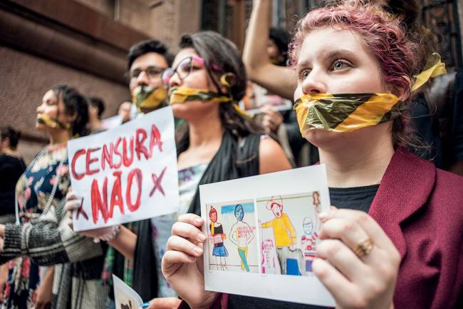 Guerra cultural – Em Porto Alegre, manifestantes protestam contra a censura à exposição Queermuseu: não é a arte que está sendo perseguida ou “criminalizada”. O que se quer calar são certas ideias controversas sobre sexualidade