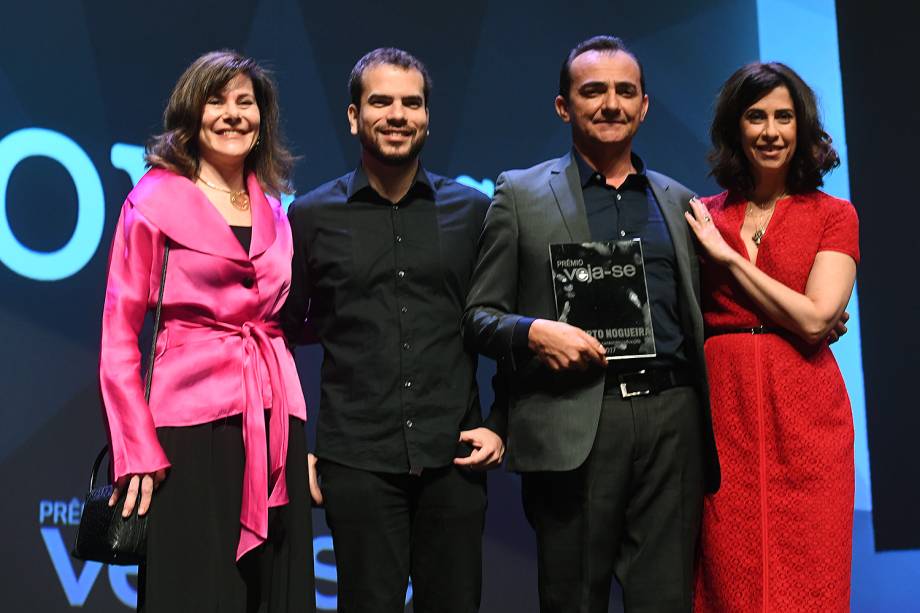 O empresário Roberto Nogueira, vencedor do prêmio Veja-se na categoria 'Inovação', ao lado da mestre de cerimônias do evento, a atriz Fernanda Torres, e dos responsáveis pela entrega do troféu na categoria, o matemático Artur Avila e a geneticista Mayana Zatz