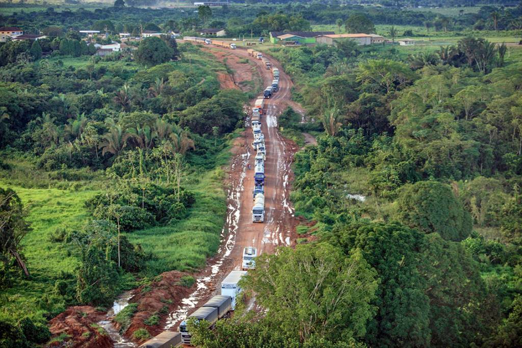 Gargalo – Fila de caminhões carregados de soja em trecho sem asfalto na BR-163, que liga Mato Grosso aos portos do Pará: promessa de conclusão parcial das obras até o fim de 2018