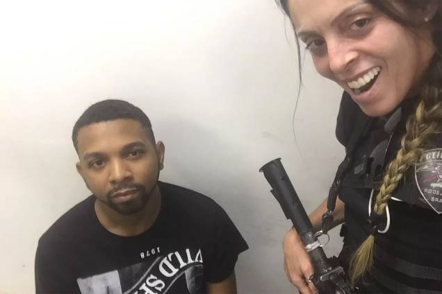 O traficante que atuava na Favela da Rocinha aparece em selfie com policial O traficante que atuava na Favela da Rocinha aparece em selfie com policial