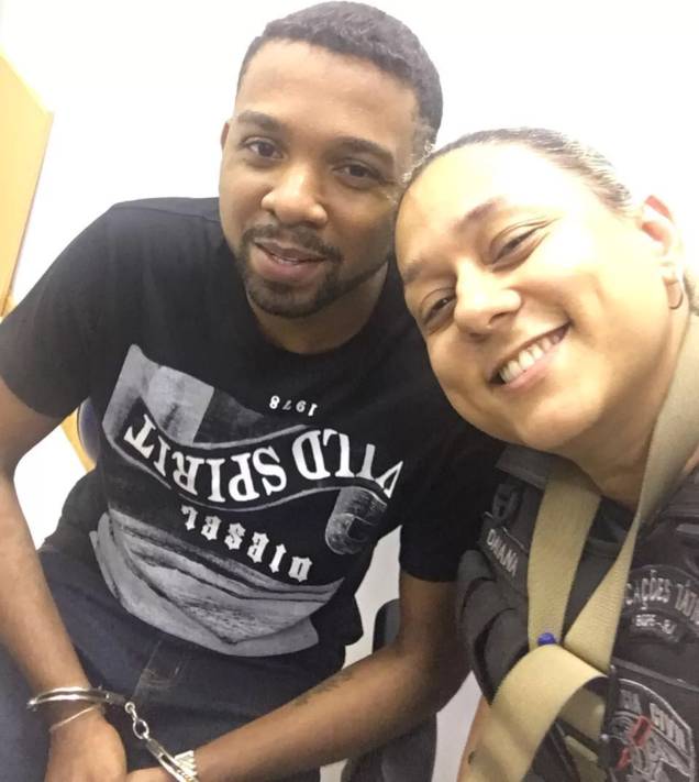 Algemado, Rogério 157 sorri para selfie com policial Algemado, Rogério 157 sorri para selfie com policial