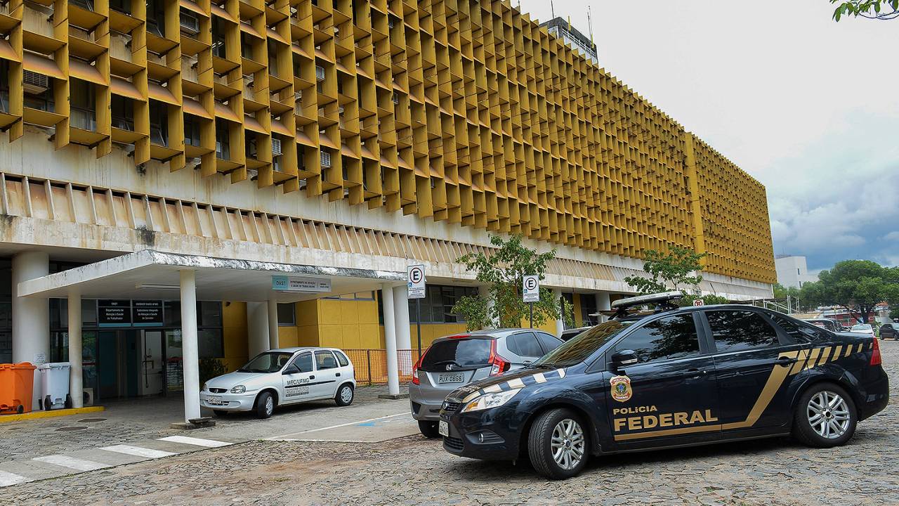 Policiais recolhem materiais no prédio da FUNDEP na UFMG