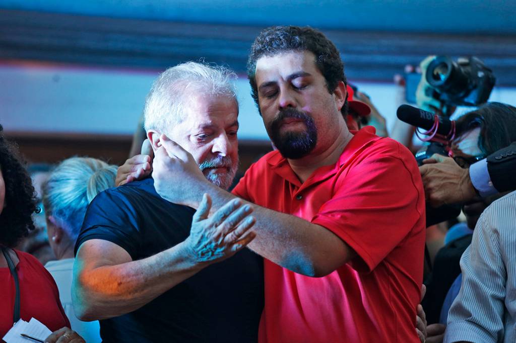 O ex-presidente Lula &eacute; cumprimentado por Guilherme Boulos, coordenador nacional do MTST, durante  ato de apoio ao petista no centro de S&atilde;o Paulo