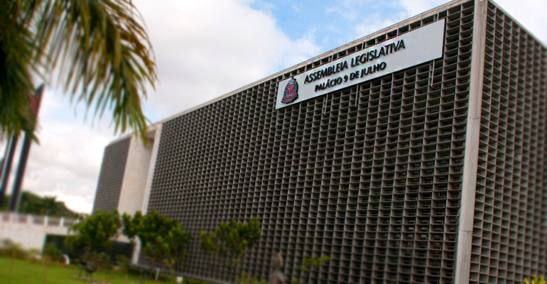 Servidores entraram com pedido judicial nesta semana
