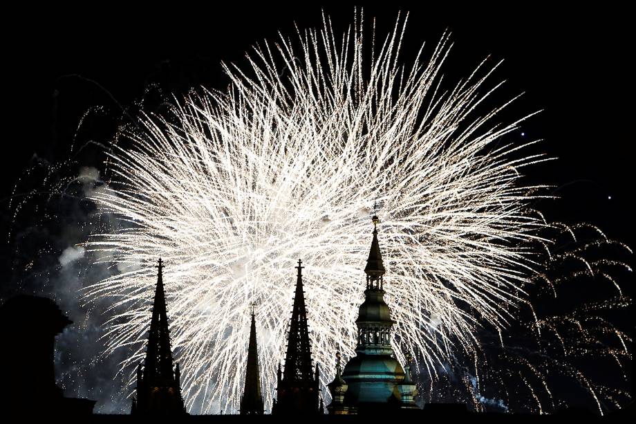 Fogos de artifício explodem sobre a Catedral de São Vito, em Praga, capital da República Checa - 01/01/2018