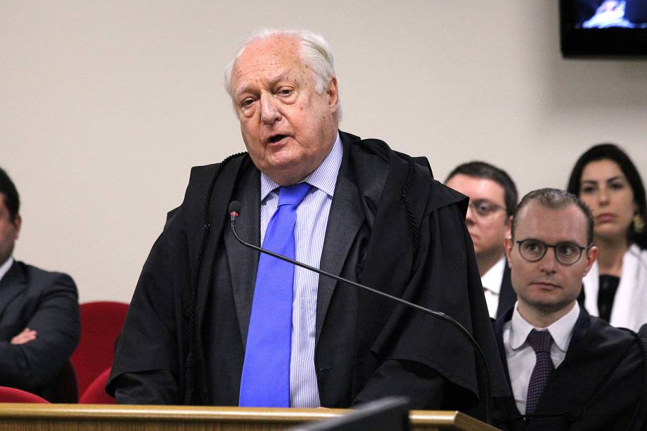 Advogado René Ariel Dotti, assistente de acusação, fala no julgamento de recursos da Lava Jato na 8ª Turma do TRF4 Advogado René Ariel Dotti, assistente de acusação, fala no julgamento de recursos da Lava Jato na 8ª Turma do TRF4