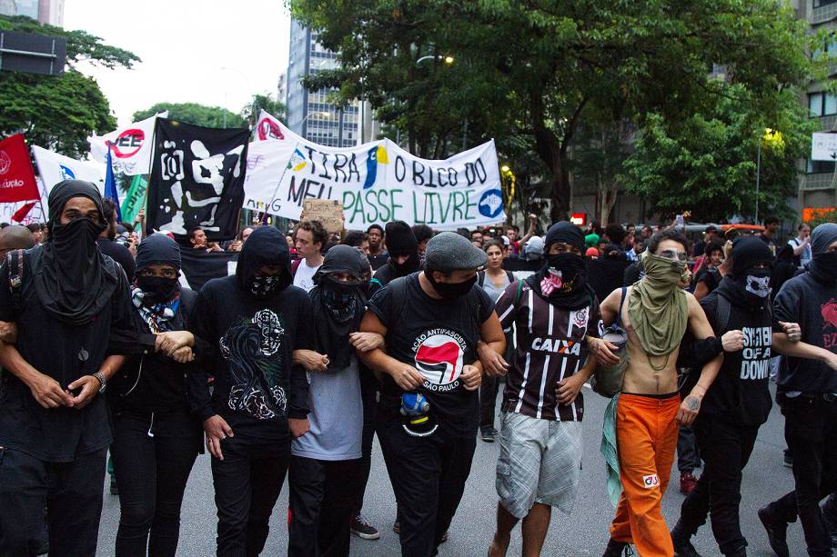 Manifestantes ocupam a avenida Faria Lima para protestar contra o aumento das passagens em SP - 17/01/2018