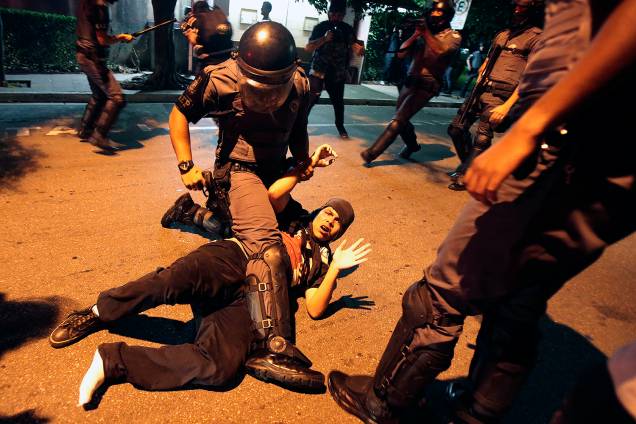 Integrantes do Movimento Passe Livre (MPL), entram em confronto com a Polícia após ato contra o aumento do valor da tarifa do transporte público na Estação Pinheiros, em São Paulo (SP) - 17/01/2017 Integrantes do Movimento Passe Livre (MPL), entram em confronto com a Polícia após ato contra o aumento do valor da tarifa do transporte público na Estação Pinheiros, em São Paulo (SP) - 17/01/2017