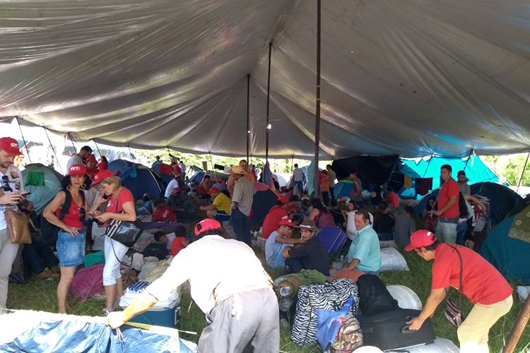 Manifestantes pró-Lula em acampamento montado em frente ao TRF4 (Tribunal Regional Federal da 4ª Região), em Porto Alegre (RS) - 24/01/2018