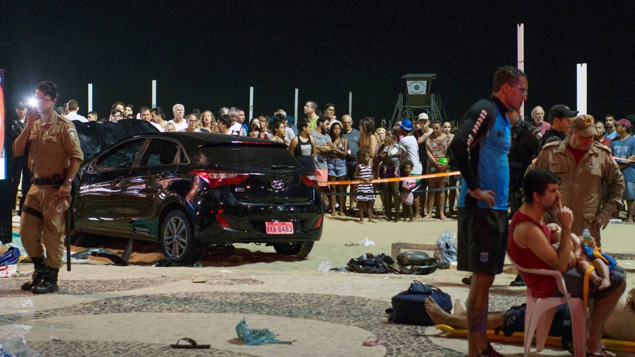 Motorista atropela banhistas em Copacabana