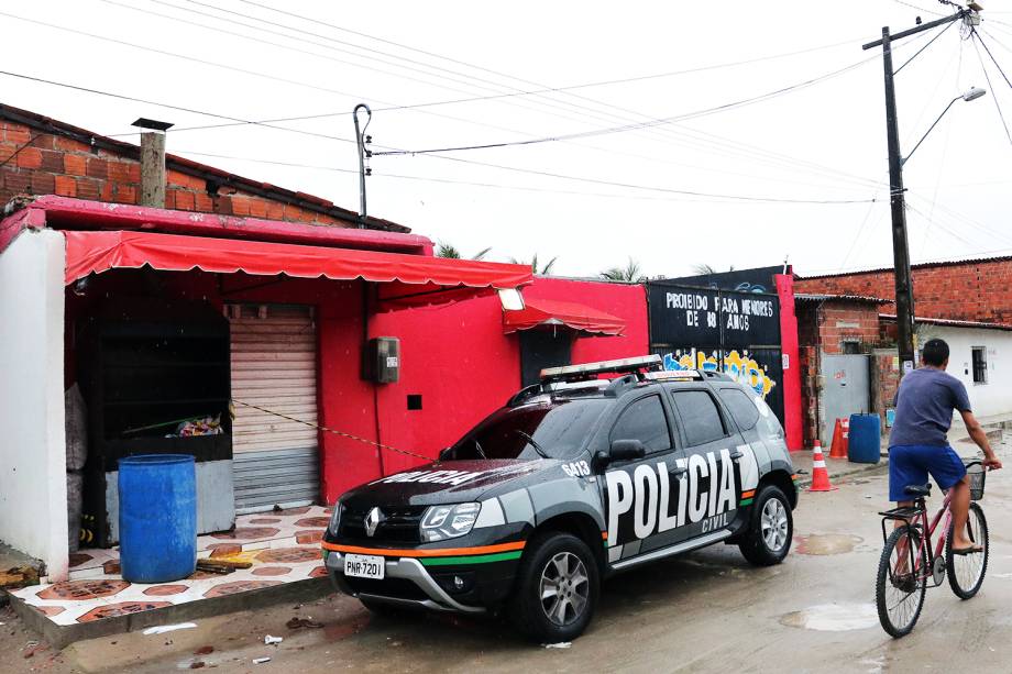 Viatura da Polícia Civil é vista em frente ao ´´Forró do Gago´´, local onde 14 pessoas foram mortas - 27/01/2018