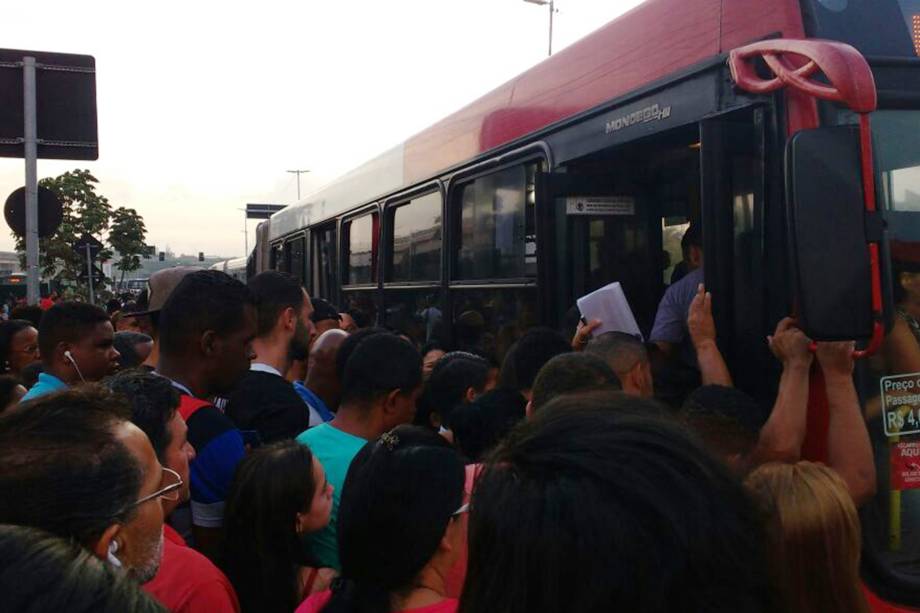 Ponto de ônibus fica lotado durante greve na estação Itaquera, na Zona Leste de São Paulo Ponto de ônibus fica lotado durante greve na estação Itaquera, na Zona Leste de São Paulo