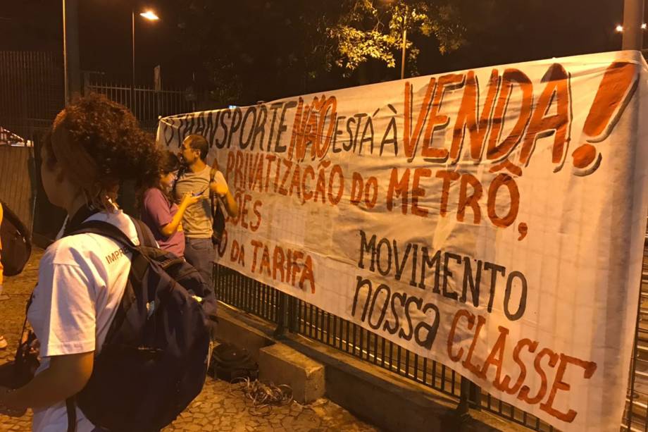 Manifestantes protestam com faixas durante greve de metrô na estação Jabaquara, Zona Sul de São Paulo Manifestantes protestam com faixas durante greve de metrô na estação Jabaquara, Zona Sul de São Paulo