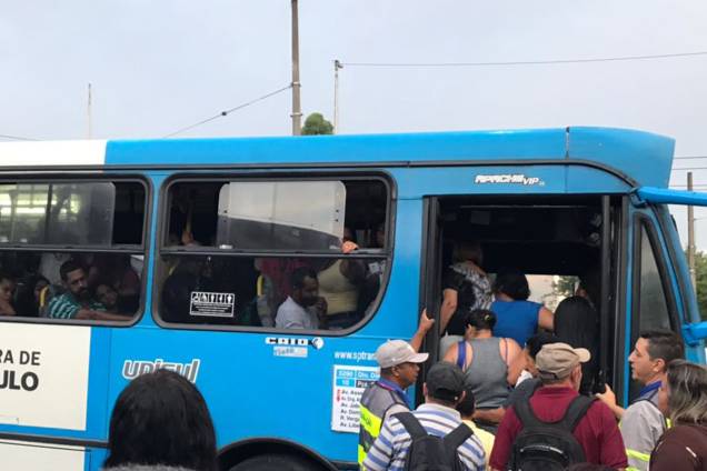 Ponto de ônibus fica lotado durante greve na estação Jabaquara, na Zona Sul de São Paulo Ponto de ônibus fica lotado durante greve na estação Jabaquara, na Zona Sul de São Paulo