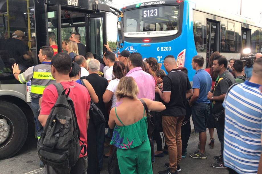 Ponto de ônibus fica lotado durante greve na estação Jabaquara, na Zona Sul de São Paulo