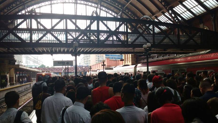 Movimentação de passageiros na estação da Luz, da CPTM na região Central de São Paulo durante dia de paralisação de metroviários