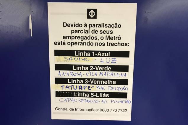 Aviso alerta para o funcionamento parcial do metrô na estação Paraíso, região Central de São Paulo durante paralisação dos metroviários Aviso alerta para o funcionamento parcial do metrô na estação Paraíso, região Central de São Paulo durante paralisação dos metroviários