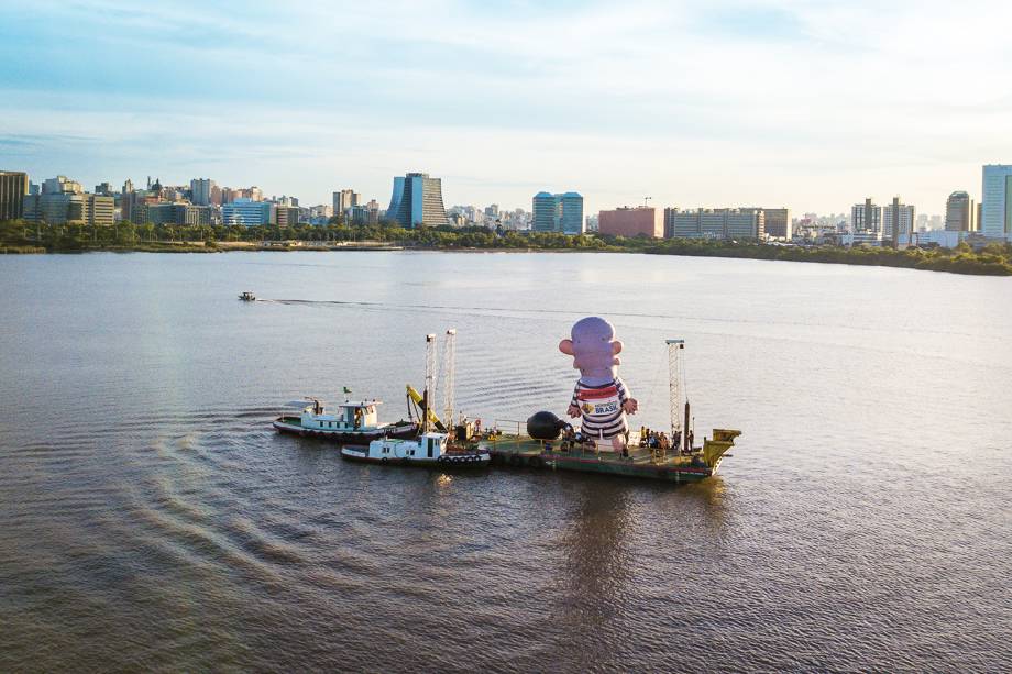 Pixuleco do ex-presidente Lula é visto em balsa no rio Guaiba, próximo ao Tribunal Regional Federal da 4ª Região - 24/01/2018 Pixuleco do ex-presidente Lula é visto em balsa no rio Guaiba, próximo ao Tribunal Regional Federal da 4ª Região - 24/01/2018