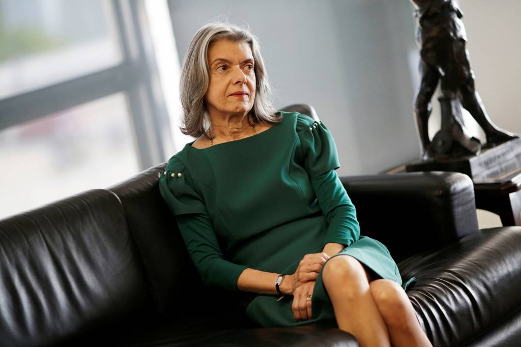 Antes de sessão, Cármen Lúcia recebeu movimentos e fez promessa