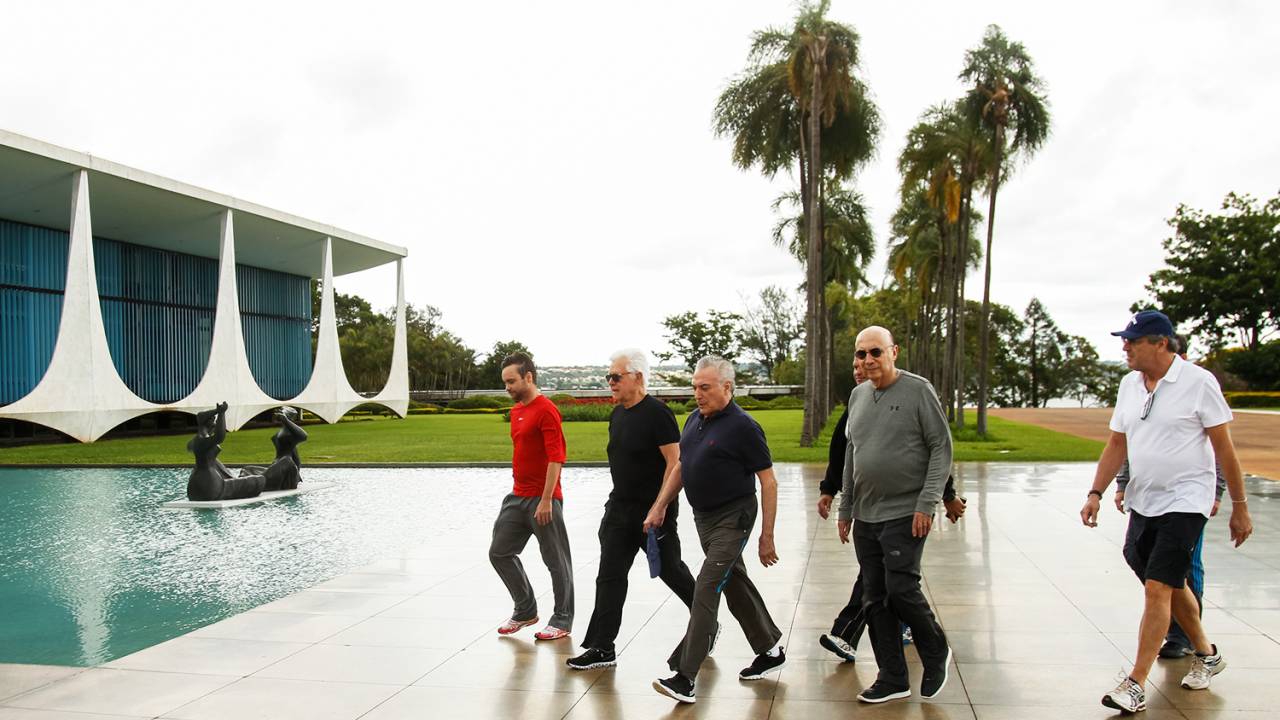 O presidente da República, Michel Temer, caminha com ministros em Brasília (DF) - 14/01/2018