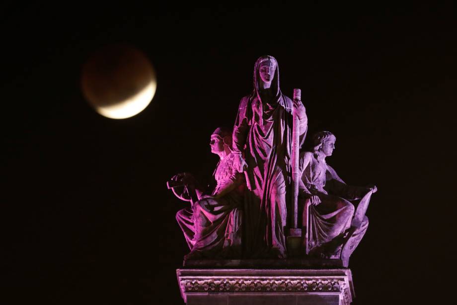 Eclipse da superlua azul de sangue é visto em Mumbai, índia