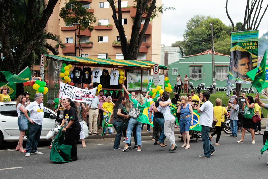 Manifestantes comemoram condena&ccedil;&atilde;o do ex-presidente Lula em frente a Justi&ccedil;a Federal, em  Curitiba - 24/01/2018
