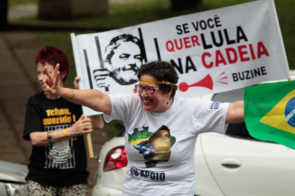 Manifestantes comemoram condena&ccedil;&atilde;o do ex-presidente Lula em frente a Justi&ccedil;a Federal, em  Curitiba - 24/01/2018