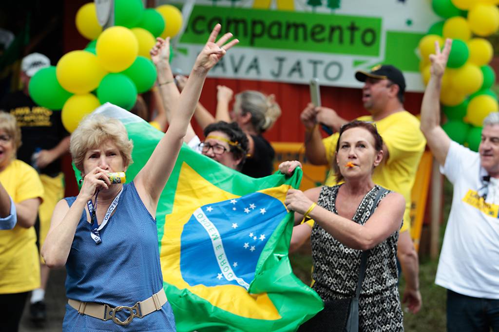Manifestantes comemoram condena&ccedil;&atilde;o do ex-presidente Lula em frente a Justi&ccedil;a Federal, em  Curitiba - 24/01/2018