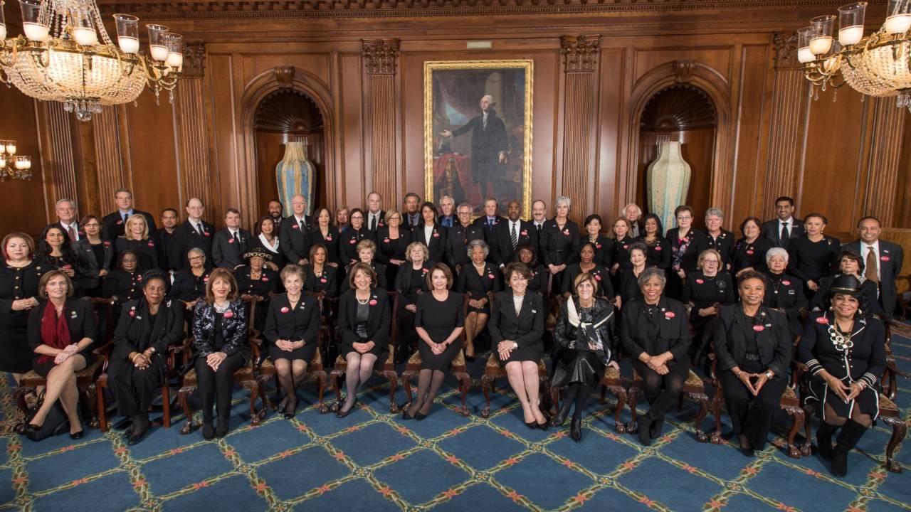 Congressistas democratas se vestem de preto antes do discurso de Trump
