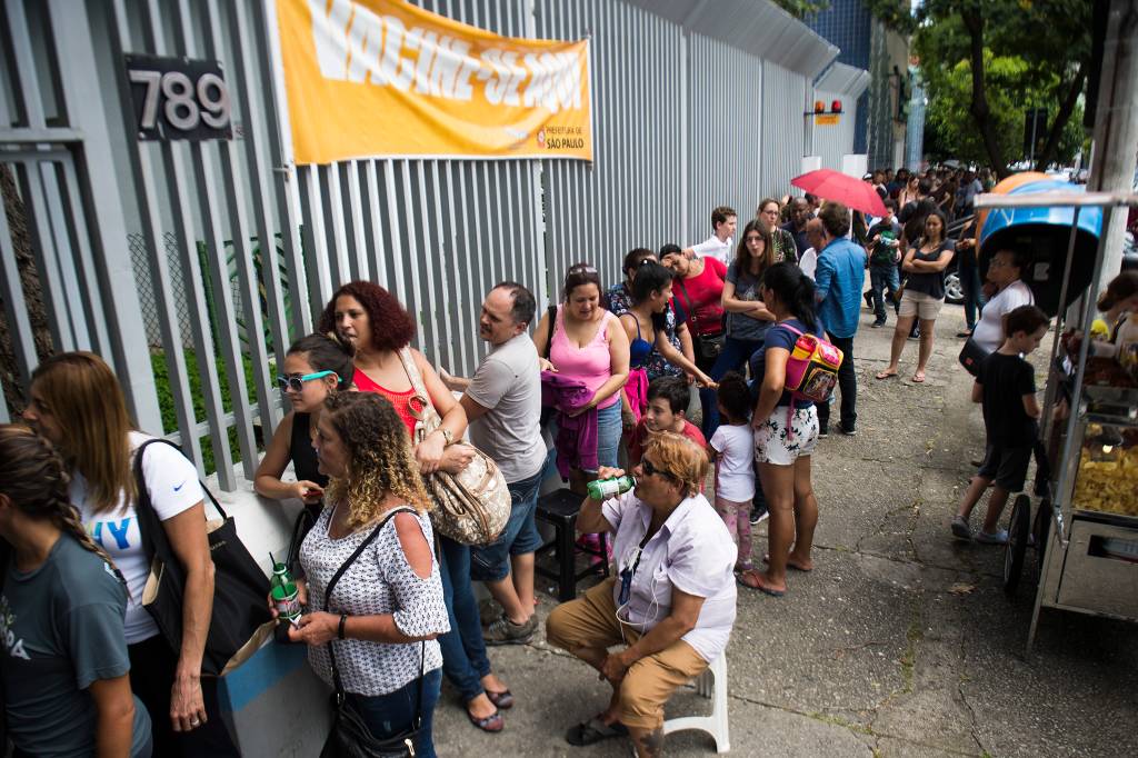 Fila para vacinação contra Febre Amarela