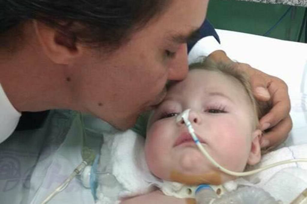O ator Andr&eacute; Gon&ccedil;alves e o beb&ecirc; Jonatas