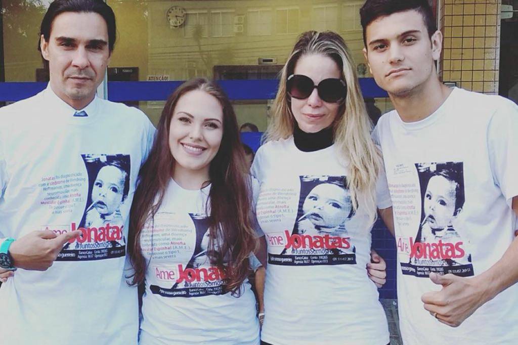 Os atores Andr&eacute; Gon&ccedil;alves e Danielle Winits com os pais de Jonatas, Aline e Renato Openkoski